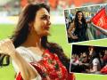 Priety Zinta Photos: गालावरची खळी तुझ्या, लावी वेड जीवा... IPLच्या 'प्रिटी वुमन'पुढे भलेभले 'क्लीन-बोल्ड'! - Marathi News | IPL 2024 Punjab Kings owner Bollywood hot Actress Priety Zinta cute dimple smile fans cricketers go crazy | Latest filmy Photos at Lokmat.com