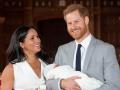 पाहा, रॉयल बेबीची पहिली झलक, प्रिन्स हॅरी-मेगनने दिले हे नाव!! - Marathi News | prince harry and meghan markle comes together with royal baby | Latest filmy News at Lokmat.com