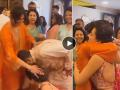 प्रियंका चोप्राच्या भाऊ अन् वहिनीनं पाया पडत घेतला आशीर्वाद, VIDEO व्हायरल - Marathi News | Priyanka Chopra Brother Siddharth Chopra And sister in law Neelam Upadhyaya Touch Her Feet Video Viral | Latest filmy News at Lokmat.com