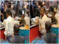 VIDEO : रेस्टॉरन्टच्या लाइनमध्ये उभ्या असलेल्या महिलेला त्याने केलं प्रपोज, बघा पुढे काय झालं... - Marathi News | Video : Man proposed girl in restaurant see what happen next | Latest jarahatke News at Lokmat.com