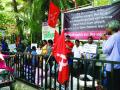 शाळा बंद केल्याने विद्यार्थ्यांचे धरणे आंदोलन - Marathi News | The protest movement of students by the school closed | Latest thane News at Lokmat.com
