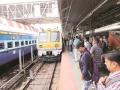 Pune News | पुण्याची लोकल अजूनही 'निर्बंधां'च्या ट्रॅकवर - Marathi News | pune locals are still have restrictions of corona railway station | Latest pune News at Lokmat.com