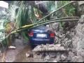 भिंत आणि झाड कोसळून गाड्यांचे नुकसान, महिला जखमी  - Marathi News | wall and tree collapse at Pune , women injured | Latest pune News at Lokmat.com