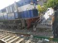 पुर्णेत रेल्वे इंजिन रुळावरुन घसरले; कोणतीही हानी नाही - Marathi News | In Purna, the railway engine slips in station; No harm done | Latest parabhani News at Lokmat.com