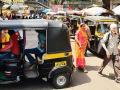 कर्जत येथील बाजारपेठेला फेरीवाल्यांचा विळखा - Marathi News | Fertilizers wander the market at Karjat | Latest raigad News at Lokmat.com