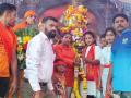महिला शिवभक्तांनी आणली शिवज्योत; किल्ले रायगड ते बिरवाडी दौड - Marathi News | Shivajyot brought by female Shiva devotees; From Raigad to Birwadi | Latest raigad News at Lokmat.com