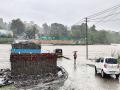 उमरोली पुलावर अडकली कार; पुराचा फटका - Marathi News | Car stuck on Umaroli bridge; | Latest raigad News at Lokmat.com