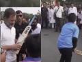 ...राहुल गांधींनी रस्त्याच्या मधोमध खेळण्यास सुरू केले क्रिकेट; गोलंदाजी पाहण्यासाठी झाली गर्दी - Marathi News | Rahul Gandhi started playing cricket in the middle of the road video viral | Latest national News at Lokmat.com
