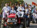 शेती बचाव यात्रा: हरयाणा सीमेवर नाट्यमय घडामोडी; राहुल गांधी यांना अखेर राज्यात प्रवेश - Marathi News | Rahul Gandhi Brings Congress Tractor Rally Into Haryana Amid High Drama | Latest national News at Lokmat.com