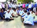 खाडीपट्ट्यातील प्रदूषणाचा मुद्दा पेटला , म्हाप्रळ-पंढरपूर मार्गावर दोन तास रास्ता रोको - Marathi News |  Stop the two-hour road blockade on the Mhatral-Pandharpur road | Latest raigad News at Lokmat.com