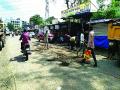 स्वखर्चाने खड्डे भरून जपली सामाजिक बांधिलकी - Marathi News | Social commitment by filling up the potholes on self-purchase | Latest navi-mumbai News at Lokmat.com