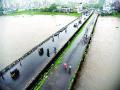 मुसळधार पावसामुळे जनजीवन विस्कळीत - Marathi News | Life-threatening disruption due to torrential rains | Latest raigad News at Lokmat.com