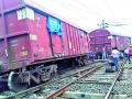 मालगाडीचे पाच डबे घसरले - Marathi News | Five coaches of the goods were dropped | Latest jalgaon News at Lokmat.com