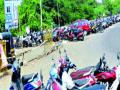 रेल्वे समांतर रस्त्यावर दुचाकींच्या सुरक्षेचे काय? - Marathi News | What about the safety of two-wheelers on a parallel road? | Latest thane News at Lokmat.com