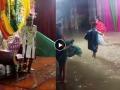 लग्न मंडपात सगळीकडे भरलं पाणीच पाणी, नवरीला कुणीतरी 'उचलून' नेलं; नवरदेव बघतच राहिला! - Marathi News | Rain water log in wedding hall amazing viral video | Latest jarahatke News at Lokmat.com