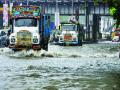पाऊस व खड्ड्यांमुळे रस्ते वाहतुकीला ब्रेक - Marathi News |  Road traffic brakes due to rain and pits | Latest mumbai News at Lokmat.com