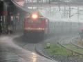 Mumbai Rain Update: पावसामुळे रेल्वे सेवा विस्कळीत; 'या' गाड्या रद्द - Marathi News | mumbai rain update western and central railway cancelled many trains after heavy rain | Latest mumbai News at Lokmat.com