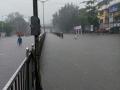 मुंबईसह उपनगरात मुसळधार पाऊस; जनजीवन विस्कळीत - Marathi News | Torrential rains in Mumbai; Impact on rail and transport services | Latest mumbai Videos at Lokmat.com
