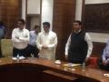 राज ठाकरेंसह डोंबिवलीकरांनी घेतली मुख्यमंत्र्यांची भेट, कलेक्टर लँडवरील मालमत्तांच्या पुर्नवसनाचा प्रश्न मार्गी लावण्याचा मुख्यमंत्र्यांचा आदेश - Marathi News | Dombivlikar took the meeting with Raj Thackeray, Chief Minister's order to solve the question of reclamation of property on collector land | Latest thane News at Lokmat.com