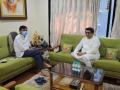 २० वर्षांनी राज ठाकरे घरी गेले, सक्रीय होताच संजय राऊतांना भेटले; अर्धा तास चर्चा, काय घडले? - Marathi News | mns chief raj thackeray meet sanjay raut at his house after 20 years know what discussion done in meeting | Latest mumbai News at Lokmat.com