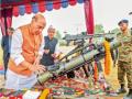 गरज पडेल तेव्हा शक्तिनिशी शस्त्रांचा वापर : संरक्षणमंत्री - Marathi News | Use of powerless weapons when necessary says Defense Minister rajnath singha | Latest national News at Lokmat.com