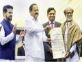 प्रख्यात अभिनेते रजनीकांत दादासाहेब फाळके पुरस्काराने सन्मानित   - Marathi News | Rajinikanth honoured with Dadasaheb Phalke award | Latest national News at Lokmat.com