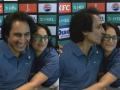 PSL मध्ये कॉमेंट्री बॉक्समध्येच रमीझ राजानं महिला समालोचकाचं घेतलं चुंबन, व्हिडीओ व्हायरल      - Marathi News | Ramiz Raja kisses female commentator Lisa Sthalekar in PSL commentary box, video goes viral | Latest cricket News at Lokmat.com