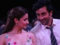 प्यार के लिए कुछ भी...! आलियाने रणबीरला दिले हे खास सरप्राईज - Marathi News | alia bhatt baked cake on ranbir kapoor birthday watch video | Latest filmy News at Lokmat.com