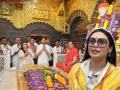 राष्ट्रीय पुरस्कार जिंकल्यानंतर राणी मुखर्जी साईबाबांच्या चरणी, पतीच्या 'वॉर २'साठी केली प्रार्थना - Marathi News | Rani Mukerji Visits Sai Baba Temple In Shirdi Seek Blessings And Prayed For Her Husband's War 2 | Latest filmy News at Lokmat.com