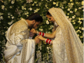 DeepVeer Mumbai Reception: स्टेजवर दीपिकाला रणवीरने केले Kiss, पाहा रोमँटिक Photo - Marathi News | DeepVeer Mumbai Reception: Drama performed by Ranveer at the stage, see romantic Photo | Latest filmy Photos at Lokmat.com