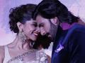 Deepika Padukone Ranveer Singh Wedding: हातांवर मेहंदी सजलेली पाहून भावूक झाली दीपिका, रणवीरने घेतले जवळ!! - Marathi News | Deepika Padukone Ranveer Singh Wedding: deepika padukone got emotional at her mehendi ceremony | Latest filmy News at Lokmat.com