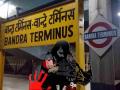 धक्कादायक! वांद्रे टर्मिनसमध्ये रेल्वेच्या डब्यात महिलेवर अत्याचार, आरोपी हमालाला अटक - Marathi News | Porter Arrested For Raping Woman On Train At Mumbai's Bandra Terminus | Latest mumbai News at Lokmat.com