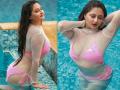 Hotness Alert! पिंक बिकिनीतील रश्मी देसाईचा बोल्ड अंदाज पाहून फॅन्सची उडाली झोप, फोटो व्हायरल! - Marathi News | Actress Rashami Desai shared bold photos in pink bikini | Latest filmy Photos at Lokmat.com