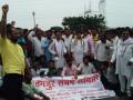 शेतकऱ्यांचा पाण्यासाठी ‘रास्ता रोको’ - Marathi News | Farmers''block the road' for water | Latest nagpur News at Lokmat.com