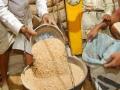 ‘मोफत’ धान्याची १० रुपये किलोने विक्री - Marathi News | Sale of 'free' grain at Rs. 10 per kg | Latest vasai-virar News at Lokmat.com