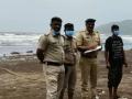 Ratnagiri: समुद्रकिनाऱ्यावर दोन ठिकाणी आढळले मृतदेह, दापोलीत खळबळ - Marathi News | Bodies found at two places on the beach in Dapoli | Latest ratnagiri News at Lokmat.com