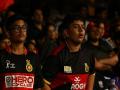 IPL 2019 : RCBच्या चाहत्यांनी कोहलीची साथ सोडून धरला धोनीचा हात, पाहा व्हिडीओ - Marathi News | IPL 2019: WATCH- Chinnaswamy crowd chants 'CSK' after RCB faces fifth consecutive defeat in IPL 12 | Latest cricket News at Lokmat.com