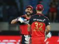 IPL 2021, MI vs RCB Live Updates : विराट कोहली, ग्लेन मॅक्सवेलनं धो डाला; जसप्रीत बुमराहनं दोन चेंडूत फिरवला सामना  - Marathi News | IPL 2021, MI vs RCB Live Updates : Great match changing 19th over from Bumrah, RCB 165 for 6 | Latest cricket News at Lokmat.com