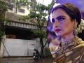 रेखा यांच्या घरात कोरोनाचा शिरकाव, बंगला केला सील - Marathi News | Security Guard Of Veteran Actress Rekha's Bungalow Tests Positive For Coronavirus | Latest filmy News at Lokmat.com