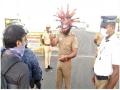 Coronavirus : जेव्हा पोलीस 'कोरोना व्हायरस हेल्मेट' घालून रस्त्यावर उभा राहतो, व्हिडीओ व्हायरल... - Marathi News | Coronavirus : Tamilnadu cop in coronavirus helmet warns curfew violators api | Latest social-viral News at Lokmat.com