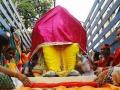 Ganesh Chaturthi 2020 : बाप्पाचा चेहरा झाकावा का?.... शास्त्र काय सांगतं... - Marathi News | Ganesh Chaturthi 2020 : Reason behind we cover lord Ganesha idol's face whe bring it home | Latest adhyatmik News at Lokmat.com