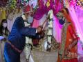 क्या बात! काठ्यांच्या मदतीने नवरी-नवरदेवाने एकमेकांच्या गळ्यात घातले हार, सोशल मीडियातून प्रशंसा... - Marathi News | Bride and groom using stick for rituals corona guideline Begusarai Bihar | Latest jarahatke News at Lokmat.com