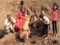 अंधश्रद्धेचा कहर! कोरड्या नदीत खड्डा केल्यास लागलं पाणी, कोरोनाचं औषध समजून पिऊ लागले लोक.... - Marathi News | People started drinking water after digging a pit in a dry river considering the medicine of corona in Guna Madhya Pradesh | Latest jarahatke News at Lokmat.com