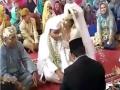 बिनधास्त नवरी! नवरदेव जसा म्हणाला 'कबूल है', नवरी आनंदाने उड्या मारू लागली अन् सर्वांसमोर केलं त्याला किस.... - Marathi News | Viral video as soon as the groom said Kabul Hai bride jumped danced and kissed in public | Latest social-viral News at Lokmat.com