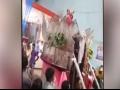 बोंबला! नवरदेवाच्या आईने त्याची स्टेजवरच चपलेने केली धुलाई, कारण वाचून चक्रावून जाल - Marathi News | Mother beats groom with slippers on stage in front of wedding guests, VIDEO goes viral | Latest jarahatke News at Lokmat.com