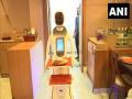 काय खाणार? रेस्टॉरंटमध्ये रोबो विचारतायत हा प्रश्न, सोशल डिस्टन्सिंगचं पूर्ण पालन... - Marathi News | robot hotel in Vijayawada, Andhra Pradesh, grabbing attention of the people as robots serving food | Latest jarahatke Photos at Lokmat.com