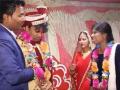 Funny Video : दारूच्या नशेत मेहुणीच्या गळ्यात टाकला हार, मग स्टेजवरच नवरदेवाची करण्यात आली धुलाई - Marathi News | Funny video : Groom wore garland to his sali in a drunken stupor then she beaten on the stage | Latest social-viral News at Lokmat.com