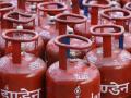 Gas Cylinder वर लिहिलेल्या नंबरांचा अर्थ काय होतो? यात लपलेली आहे महत्वाची माहीत - Marathi News | Do you know the meaning of numbers written on gas cylinder | Latest jarahatke News at Lokmat.com