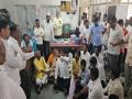 Sangli: वारणा पाटबंधारे विभागाच्या पेठ येथील कार्यालयात अधिकाऱ्यांना शेतकऱ्यांचा घेराव - Marathi News | Farmers surrounded the officials at the office of Warna Irrigation Department in Peth Sangli | Latest sangli News at Lokmat.com