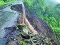 घाटमार्गातील प्रवास खडतर - Marathi News | Travel on the ghat road is dangerous | Latest raigad News at Lokmat.com